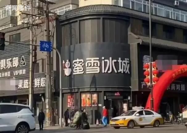 街道店铺被统一规定黑底招牌 网友：有点膈应