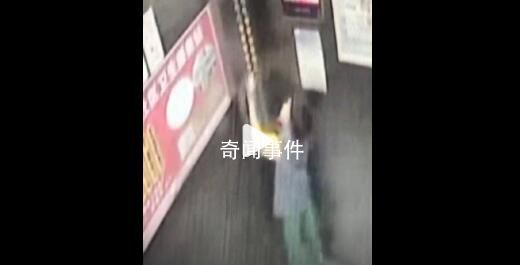 男童被困电梯20分钟冷静自救 20分钟后电梯打开男童获救